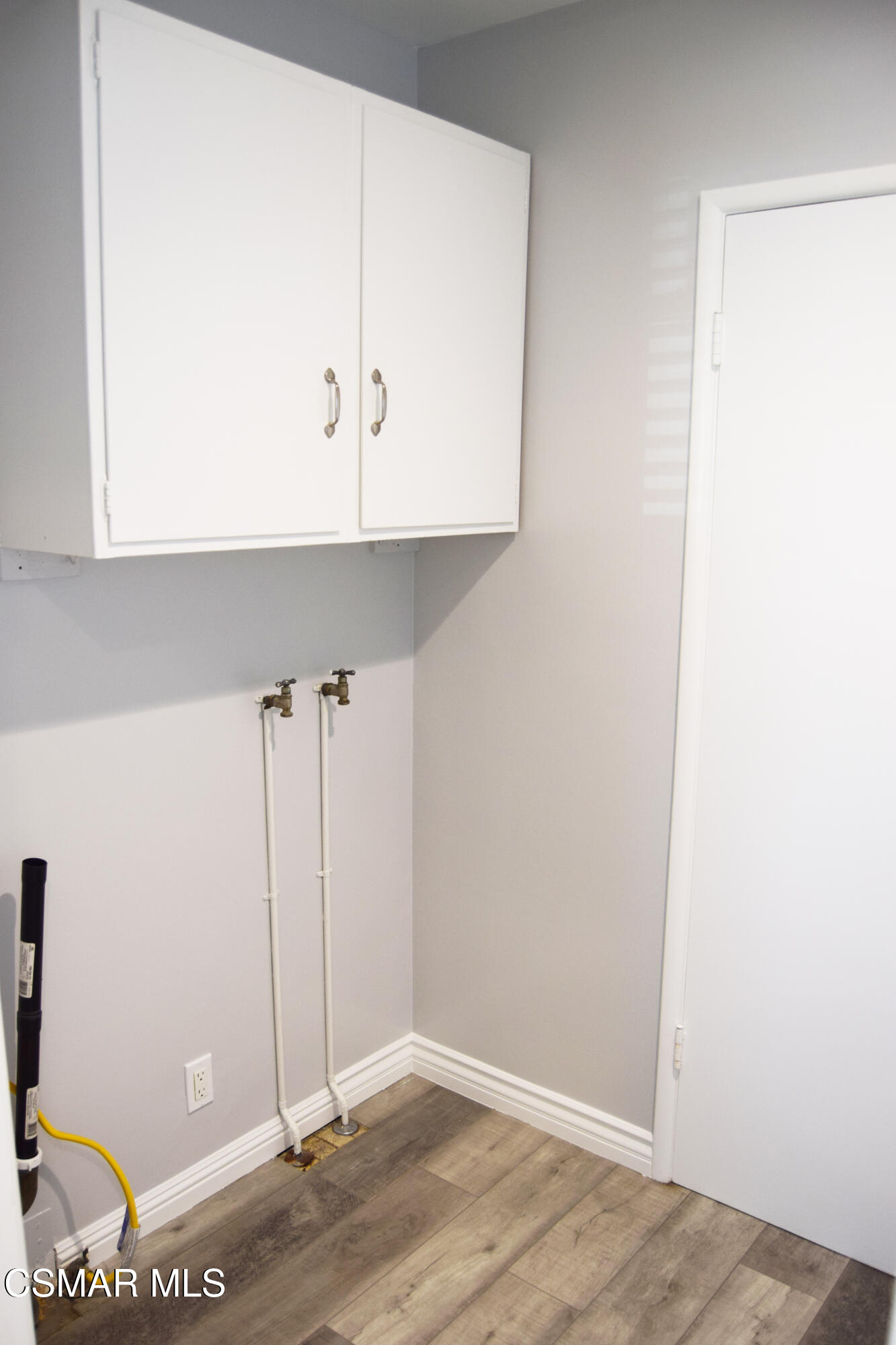 9131 Bartee Avenue Arleta, CA 91331 - Photo 13 of 27 a view of a room with wooden floor