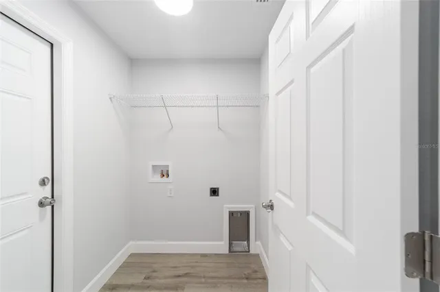 a view of a big room with closet and cabinet