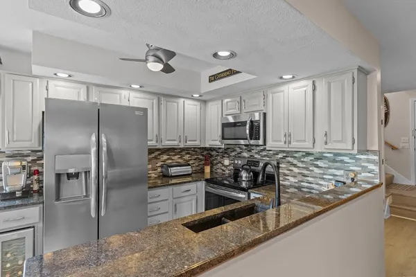 $399,900 | 72B Hilltop Drive, Unit F, North Providence, RI 02904