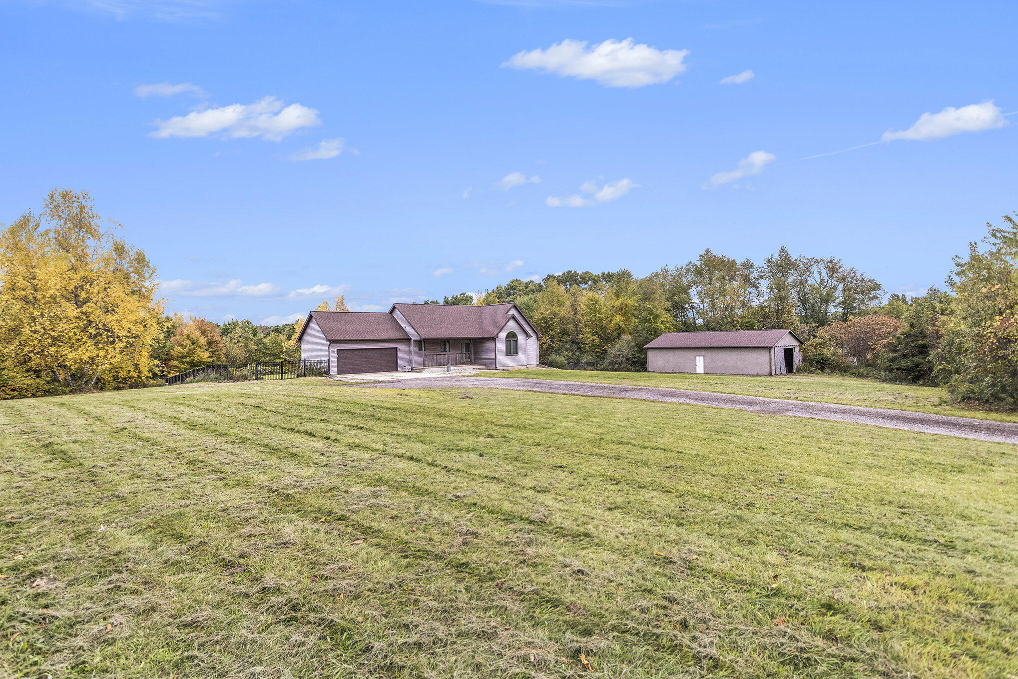 2389 Watkins Road Battle Creek, MI 49015 - Photo 3 of 38 002_2389_watkins_rd_battle_creek_mi_4901