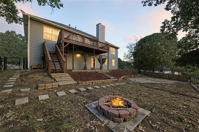 a view of a house with a yard