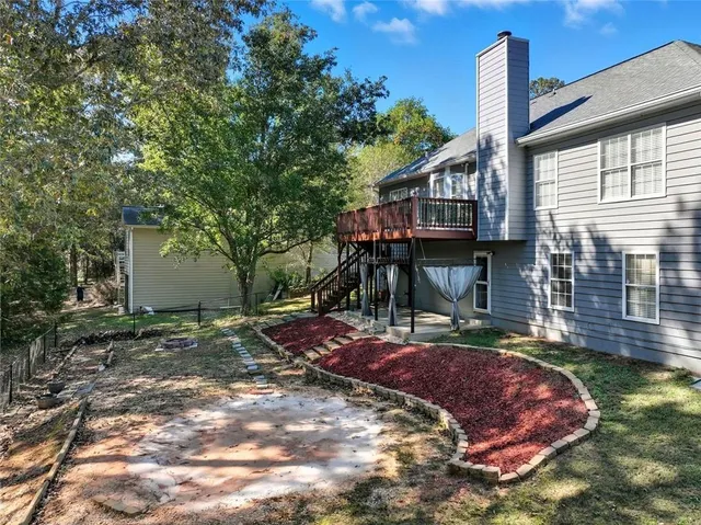 a view of yard with green space