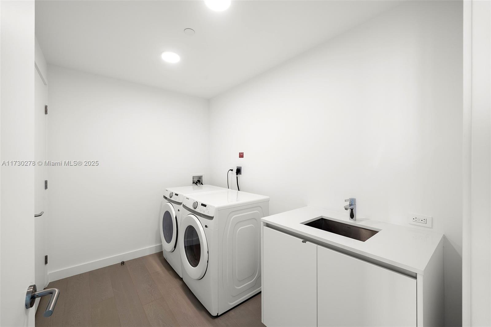 500 Alton Road, Unit 3101 Miami Beach, FL 33139 - Photo 25 of 53 a utility room with dryer and washer