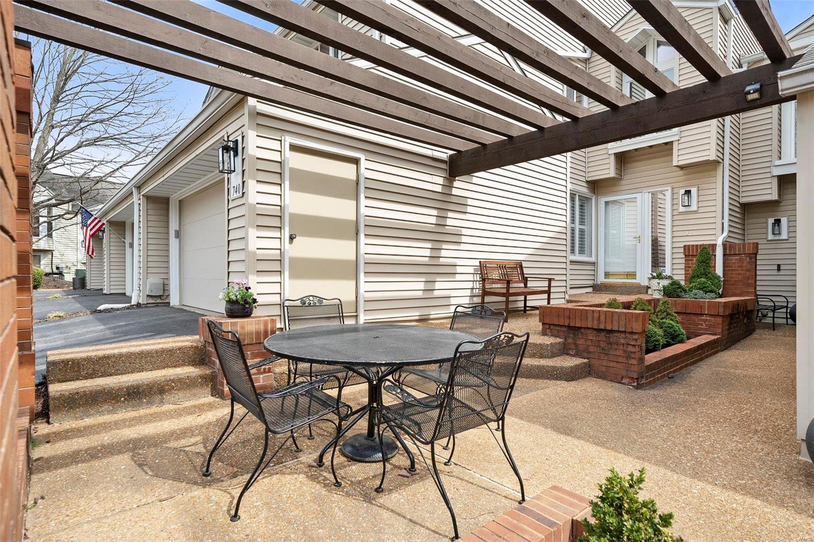 740 Ridgeview Cir Lane Ballwin, MO 63021 - Photo 2 of 27