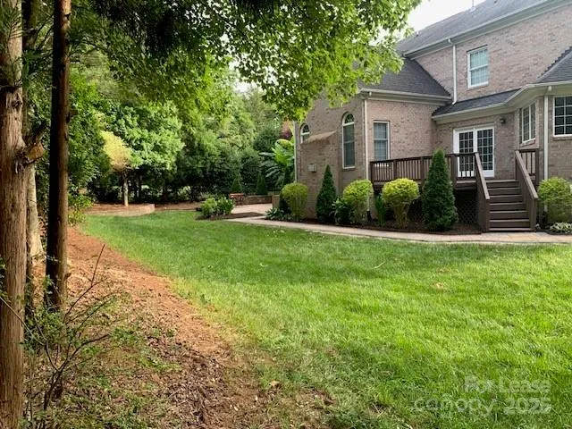 a view of a yard in front of a house