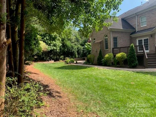 a view of a house with backyard and garden
