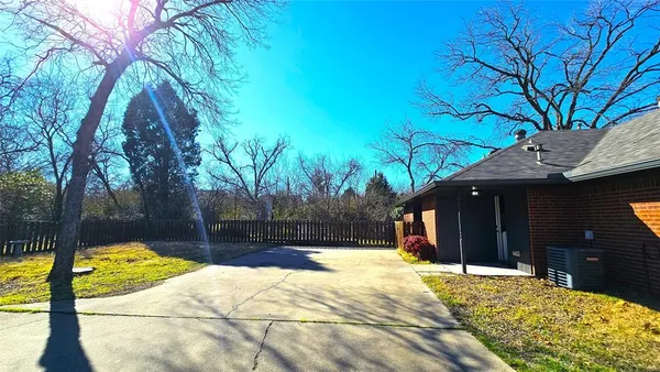 $1,700 | 901 West Congress Street, Denton, TX 76201