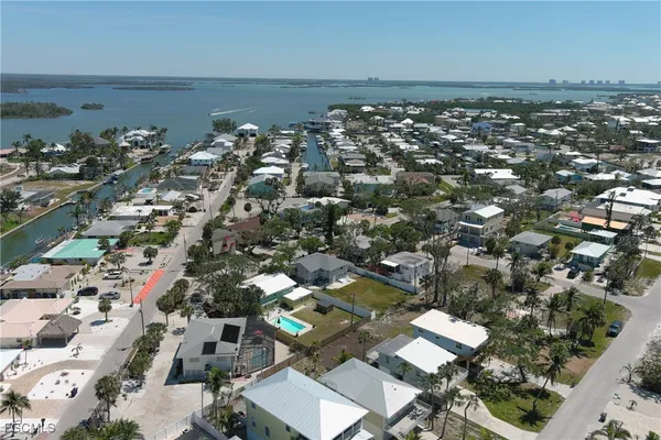 $1,050,000 | 5460 Oak Ridge Avenue, Fort Myers Beach, FL 33931