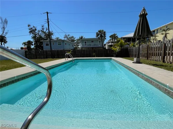 a view of a house in the backyard