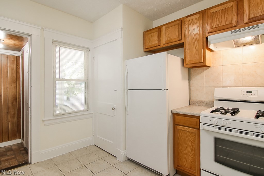 3399 Berkeley Road Cleveland, OH 44118 - Photo 13 of 25 Kitchen with all appliances.
