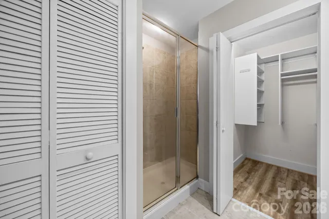 a en suite bathroom with a sink and a mirror