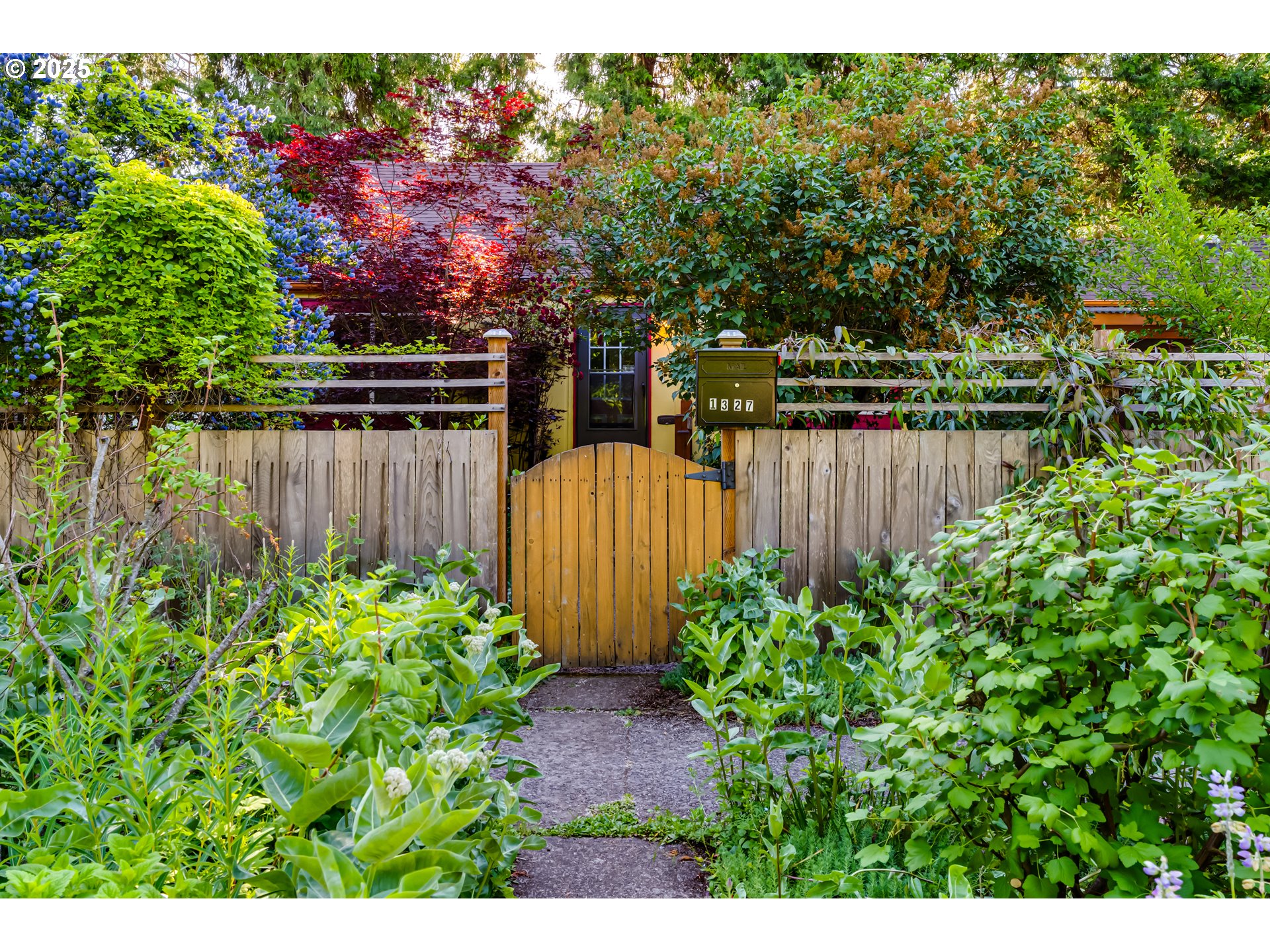 1327 Grant Street Eugene, OR 97402 - Photo 3 of 28