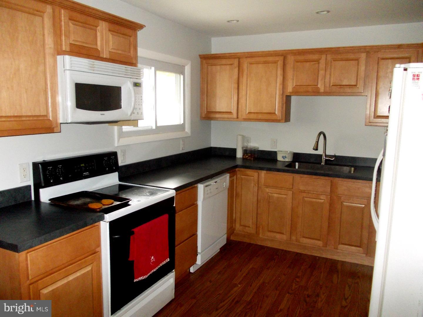 27 Towpath Road Levittown, PA 19056 - Photo 4 of 17 Kitchen
