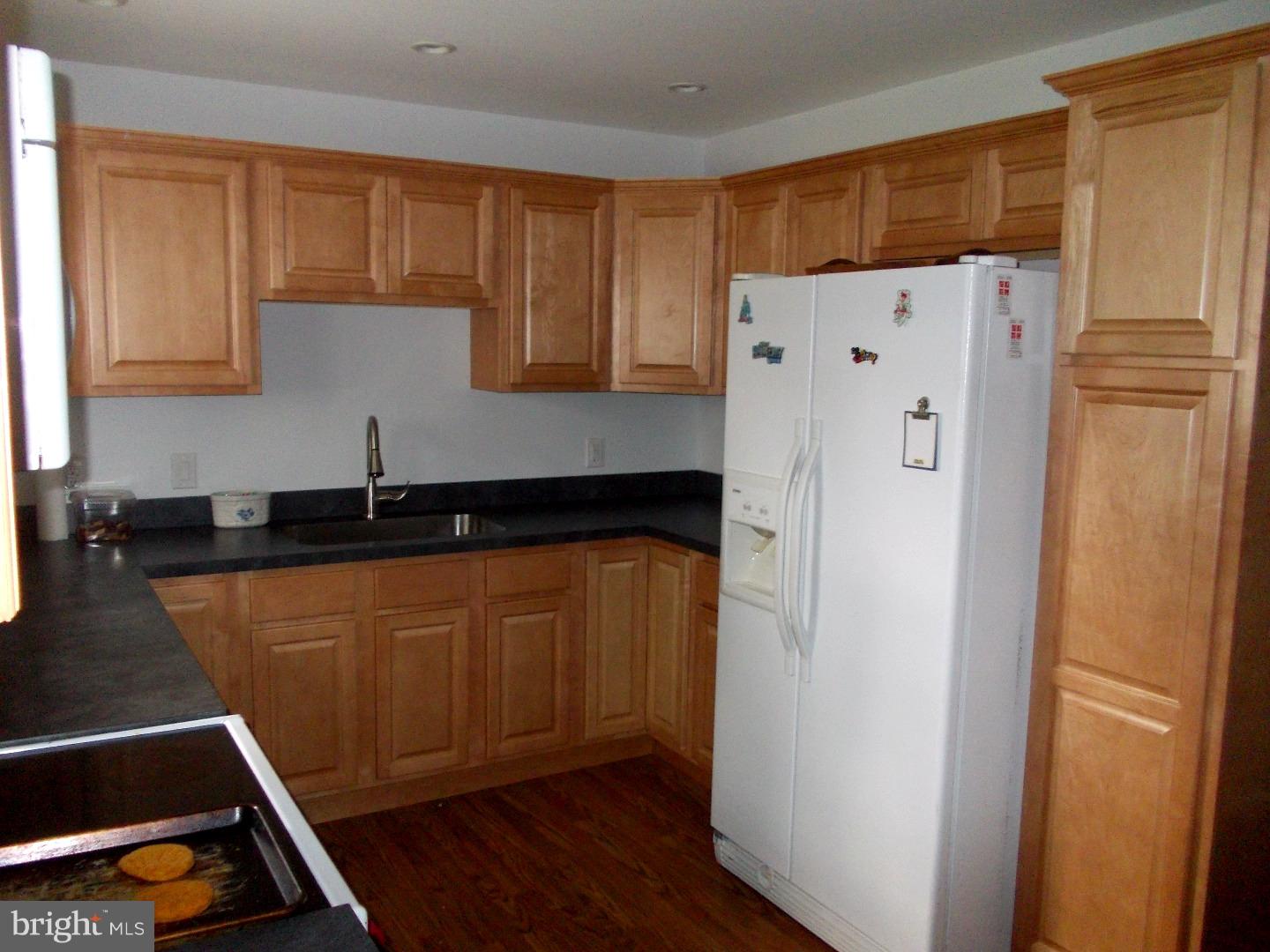 27 Towpath Road Levittown, PA 19056 - Photo 5 of 17 Kitchen