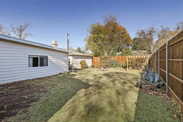 a view of a backyard