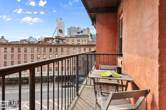 $995,000 | 350 West 14th Street, Unit 5A | West Village