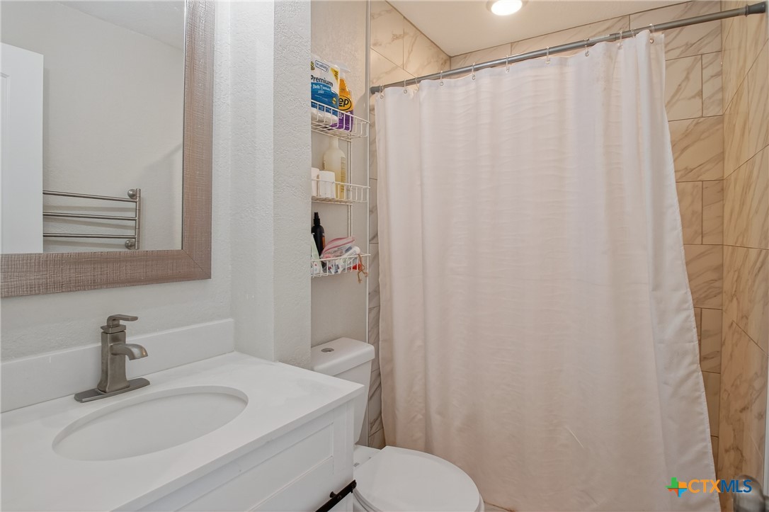 617 Bartlett Road Victoria, TX 77905 - Photo 20 of 30 Primary Bathroom