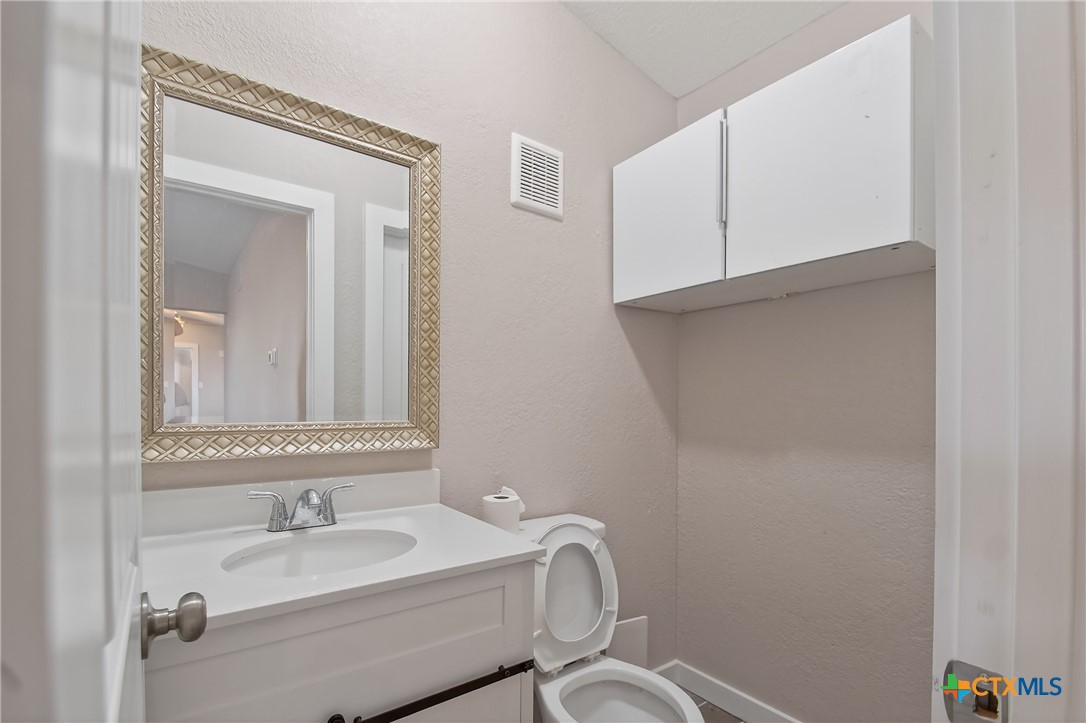 617 Bartlett Road Victoria, TX 77905 - Photo 25 of 30 Upstairs Bathroom #3