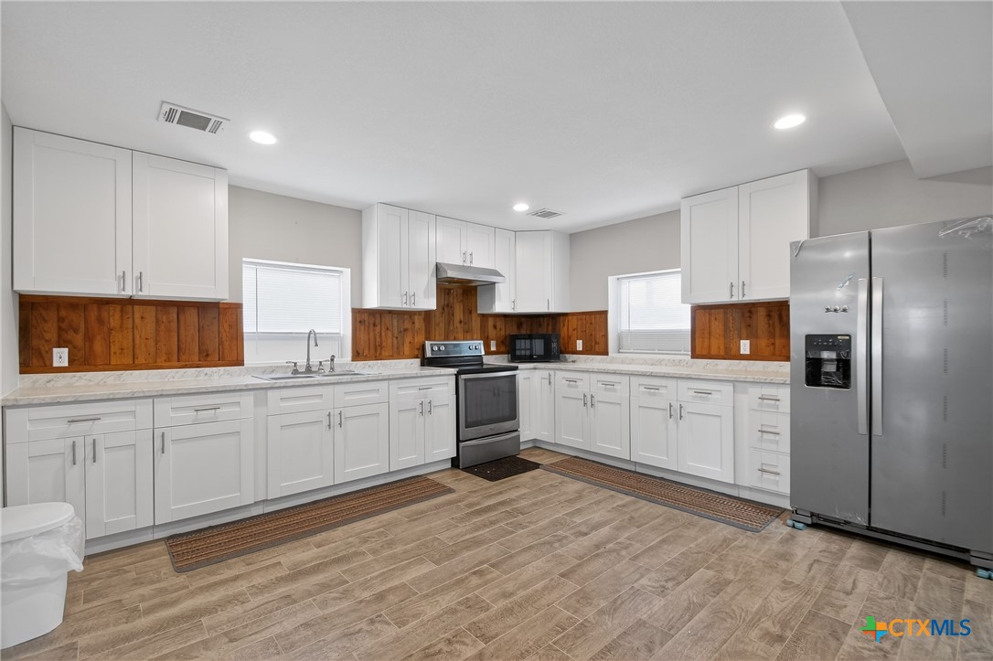 617 Bartlett Road Victoria, TX 77905 - Photo 7 of 30 Kitchen