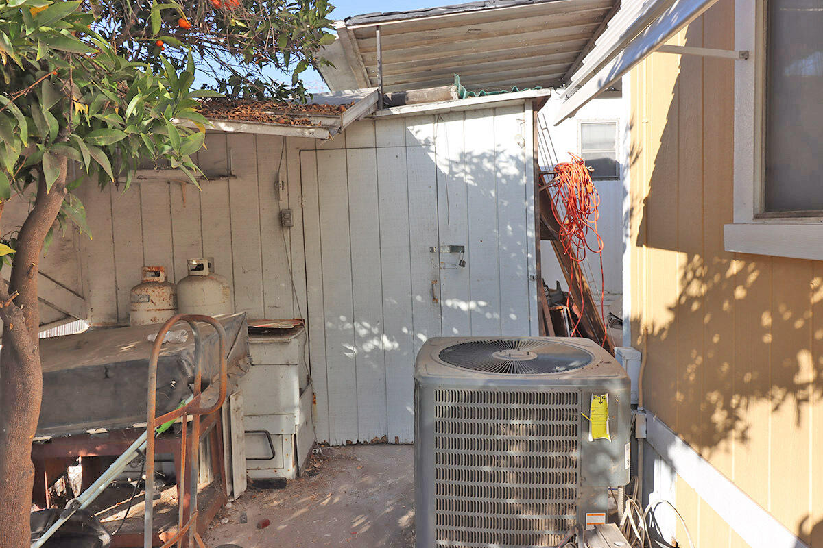 10001 West Frontage Road South Gate, CA 90280 - Photo 28 of 34 a view of balcony