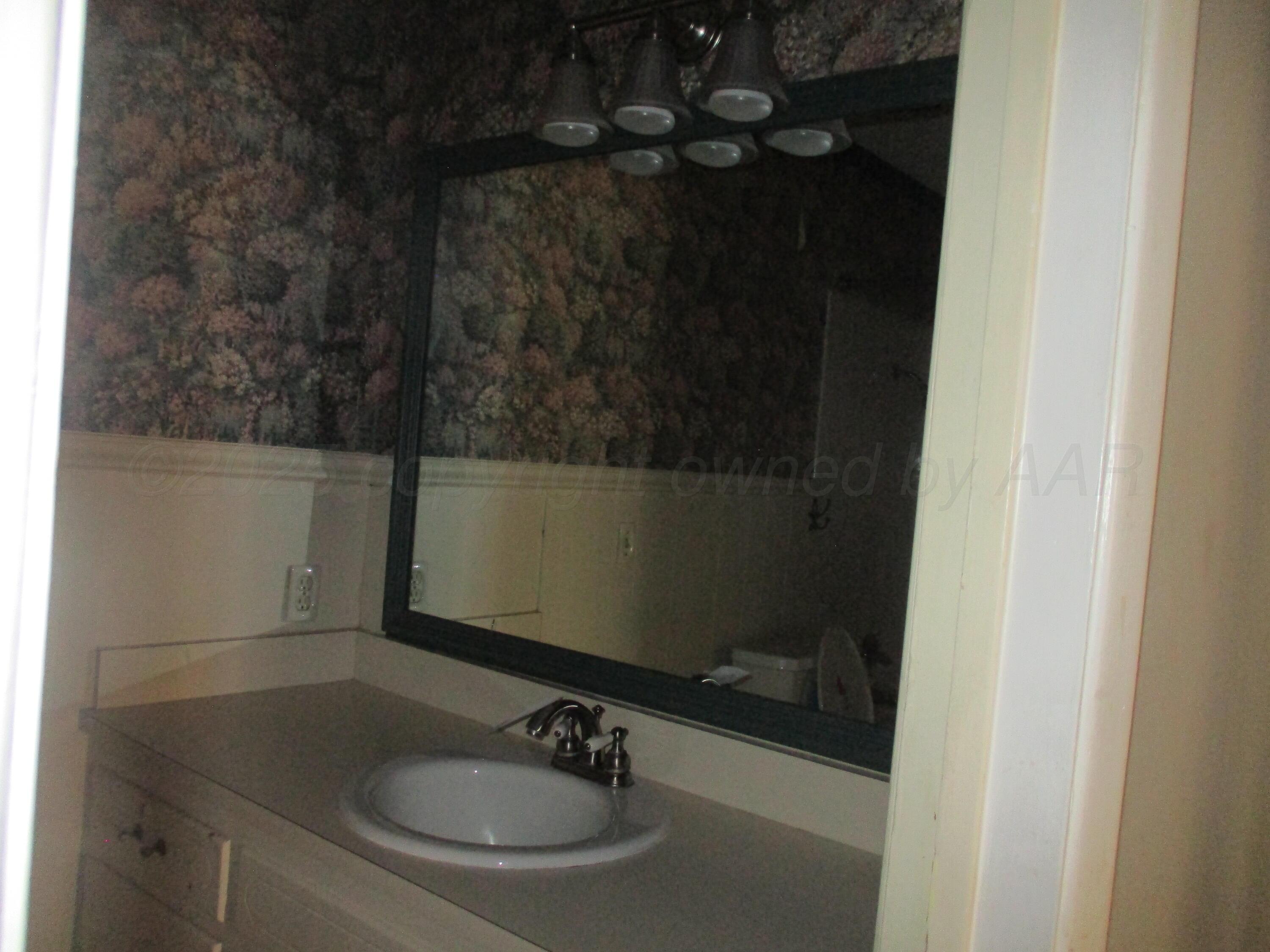 7000 Euclid Street Amarillo, TX 79110 - Photo 12 of 34 Hall Bath