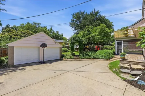 $589,000 | 607 East 65th Street, Kansas City, MO 64131