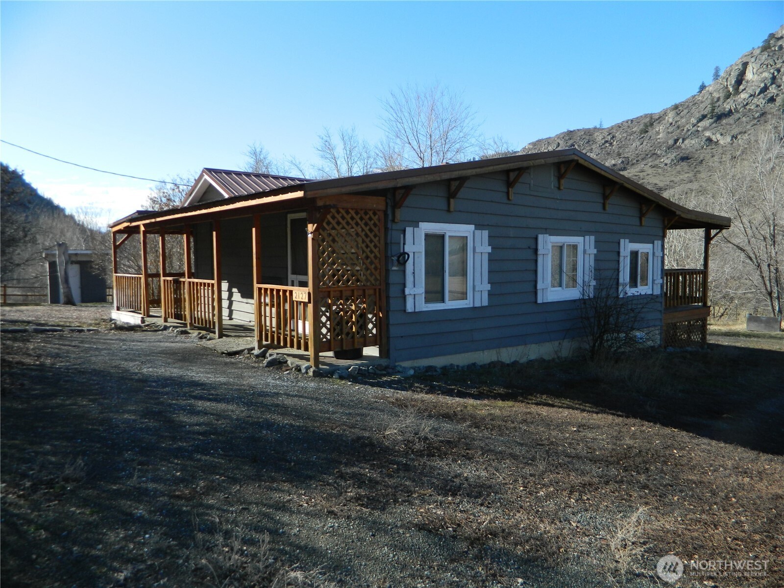 a view of back yard of the house