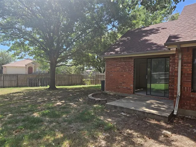 a view of a yard with an tree