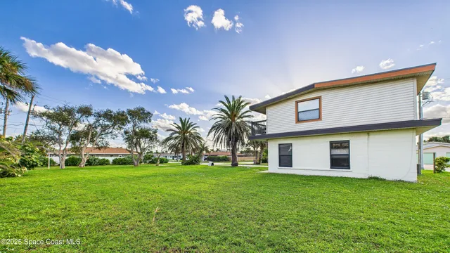 a view of a house with a backyard
