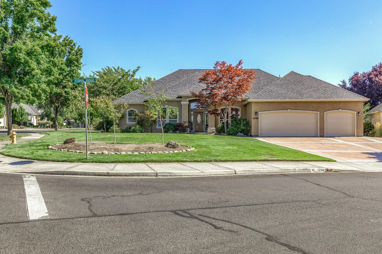1098 Coral Ridge Eagle Point, OR 97524 - Photo 4 of 63 04_CR_4_mls