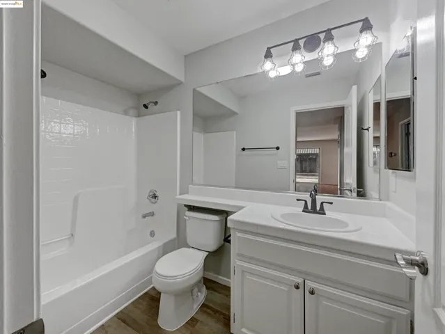 a view of empty room with ceiling fan