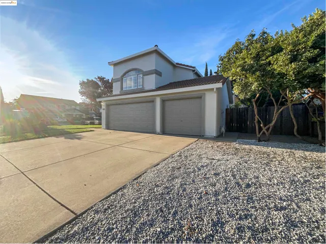 a view of a back yard