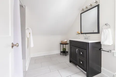 $250,000 | 401 Rose Avenue East, St. Paul, MN 55130