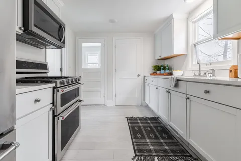 $250,000 | 401 Rose Avenue East, St. Paul, MN 55130