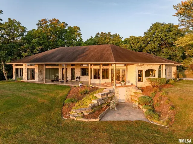 $1,099,999 | 28176 226th Street, Le Claire, IA 52753