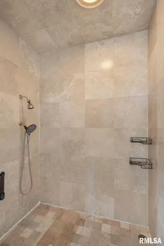 $1,099,999 | 28176 226th Street, Le Claire, IA 52753