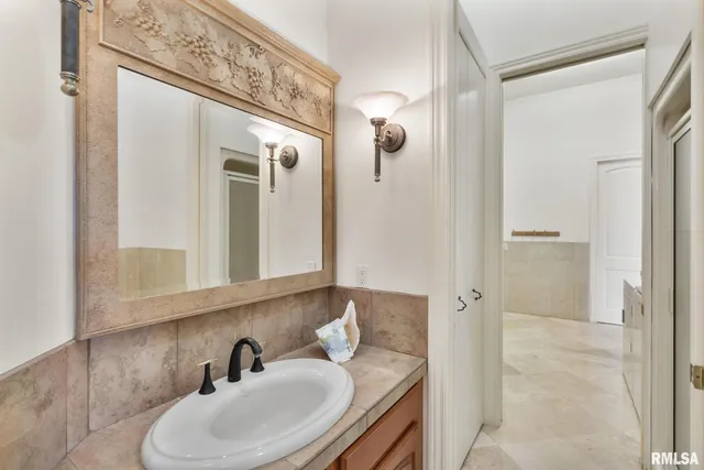 $1,099,999 | 28176 226th Street, Le Claire, IA 52753