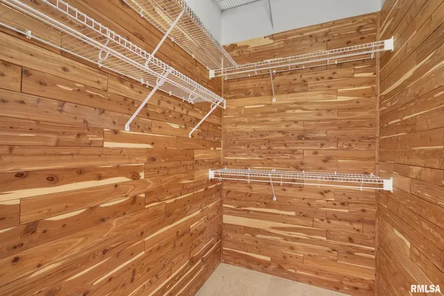 $1,099,999 | 28176 226th Street, Le Claire, IA 52753