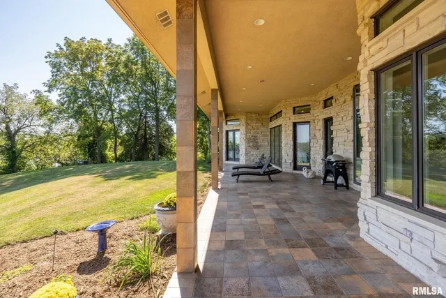 $1,099,999 | 28176 226th Street, Le Claire, IA 52753