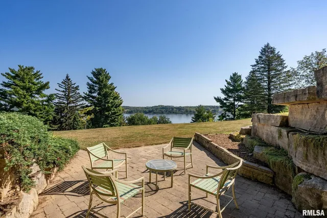 $1,099,999 | 28176 226th Street, Le Claire, IA 52753