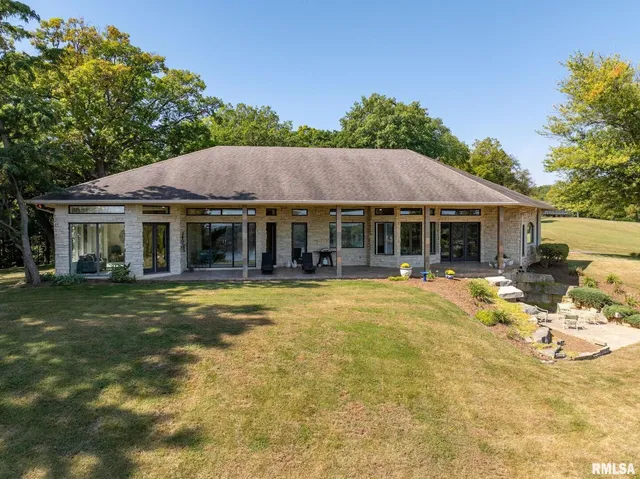 $1,099,999 | 28176 226th Street, Le Claire, IA 52753