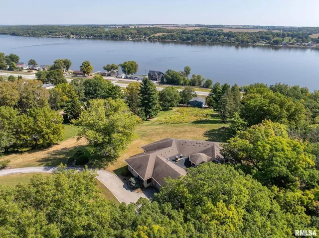 $1,099,999 | 28176 226th Street, Le Claire, IA 52753