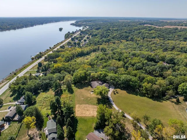 $1,099,999 | 28176 226th Street, Le Claire, IA 52753