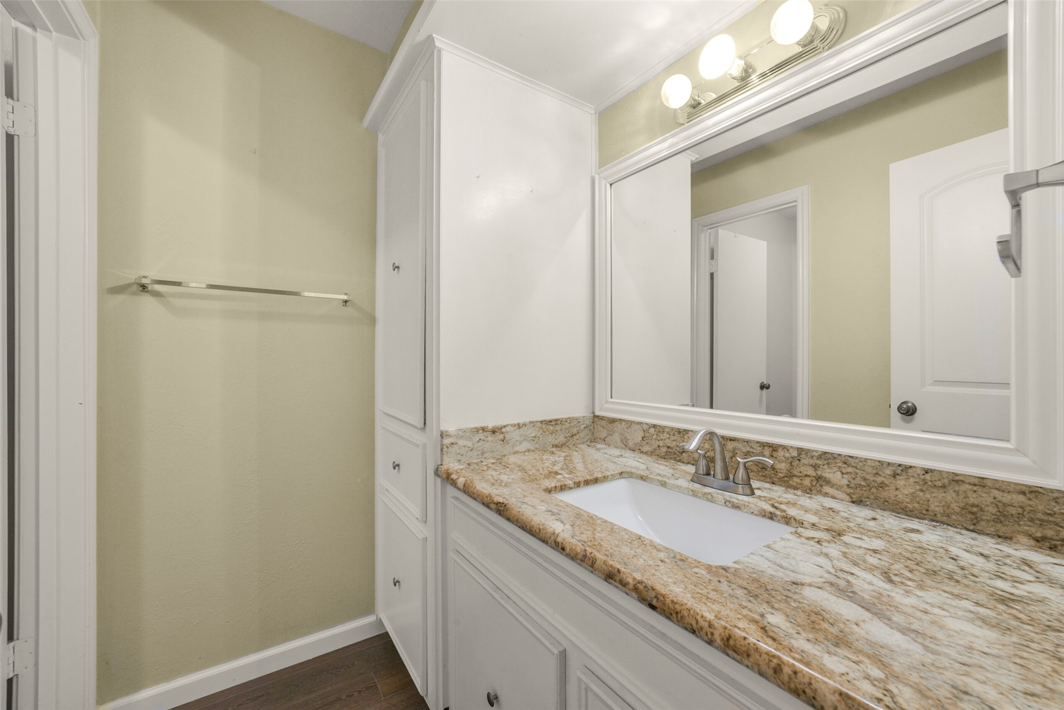 8343 Waynemer Way Houston, TX 77040 - Photo 29 of 38 Secondary bathroom