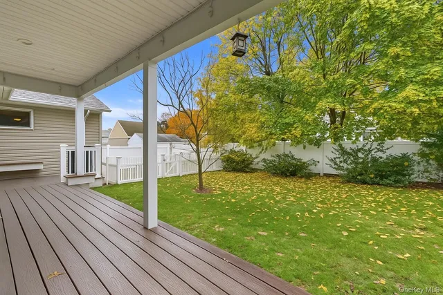 a view of a house with backyard