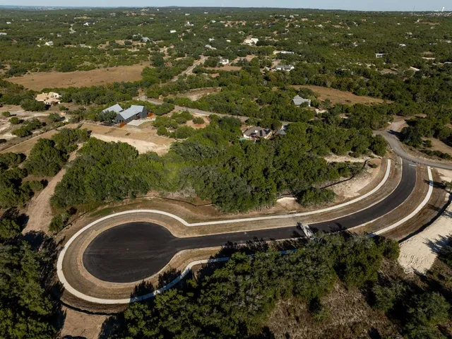 a view of a yard with floor
