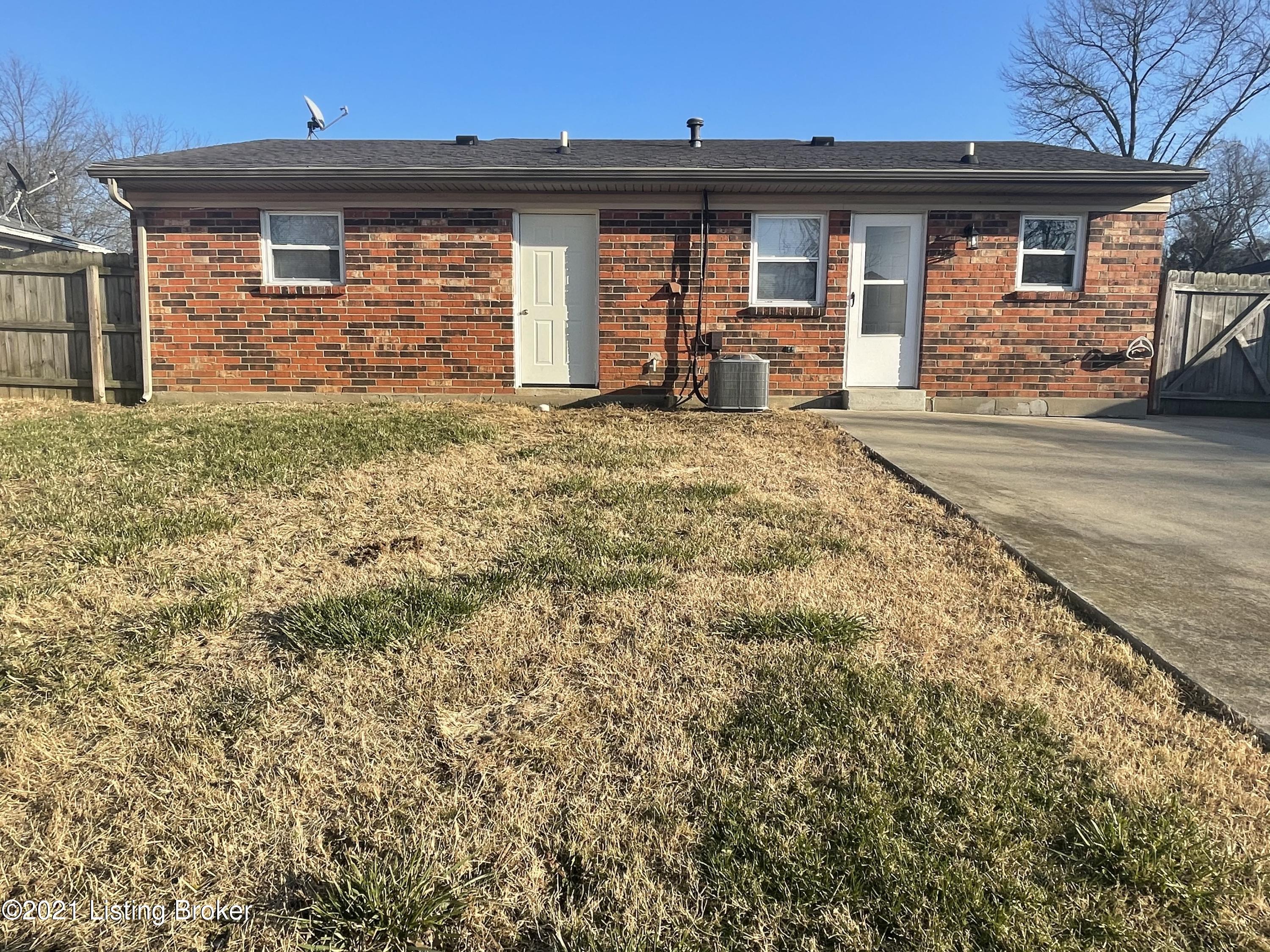 11210 Torrington Road Louisville, KY 40272 - Photo 2 of 28 IMG_9565