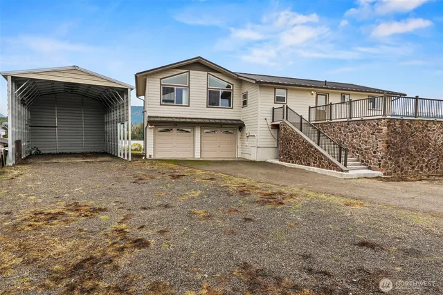a view of a house with a yard