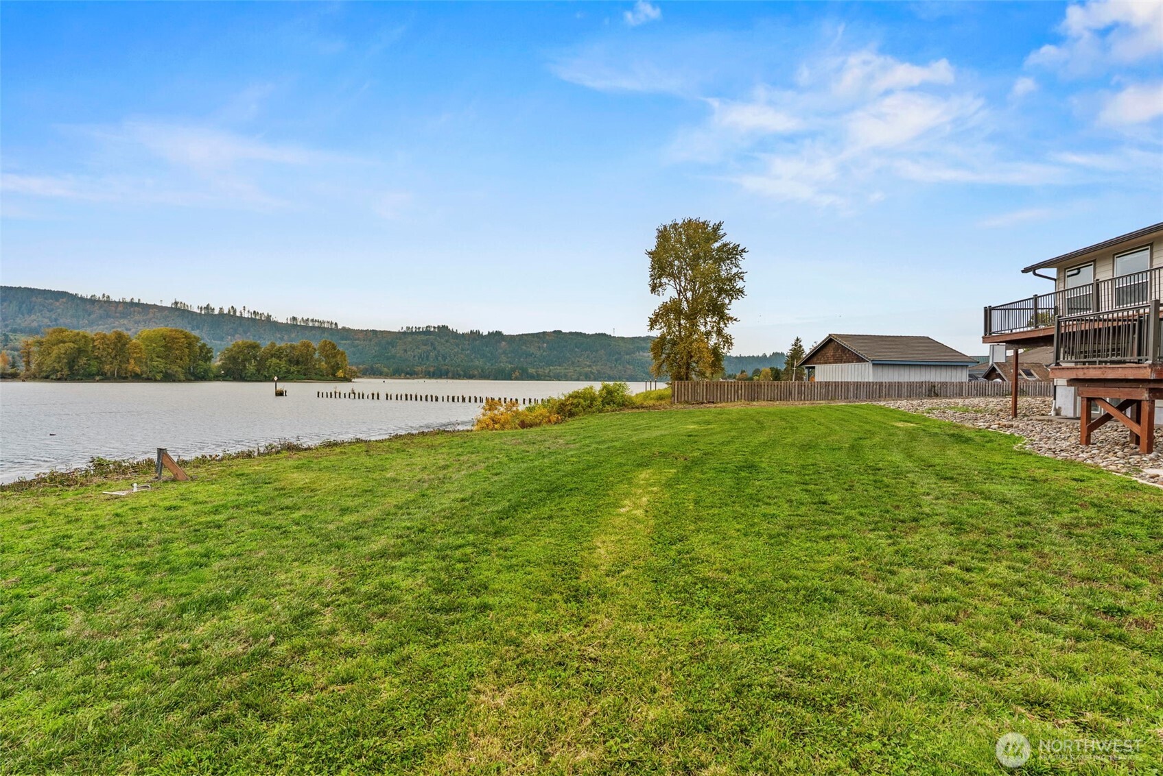 277 West Sunny Sands Road Cathlamet, WA 98612 - Photo 17 of 40