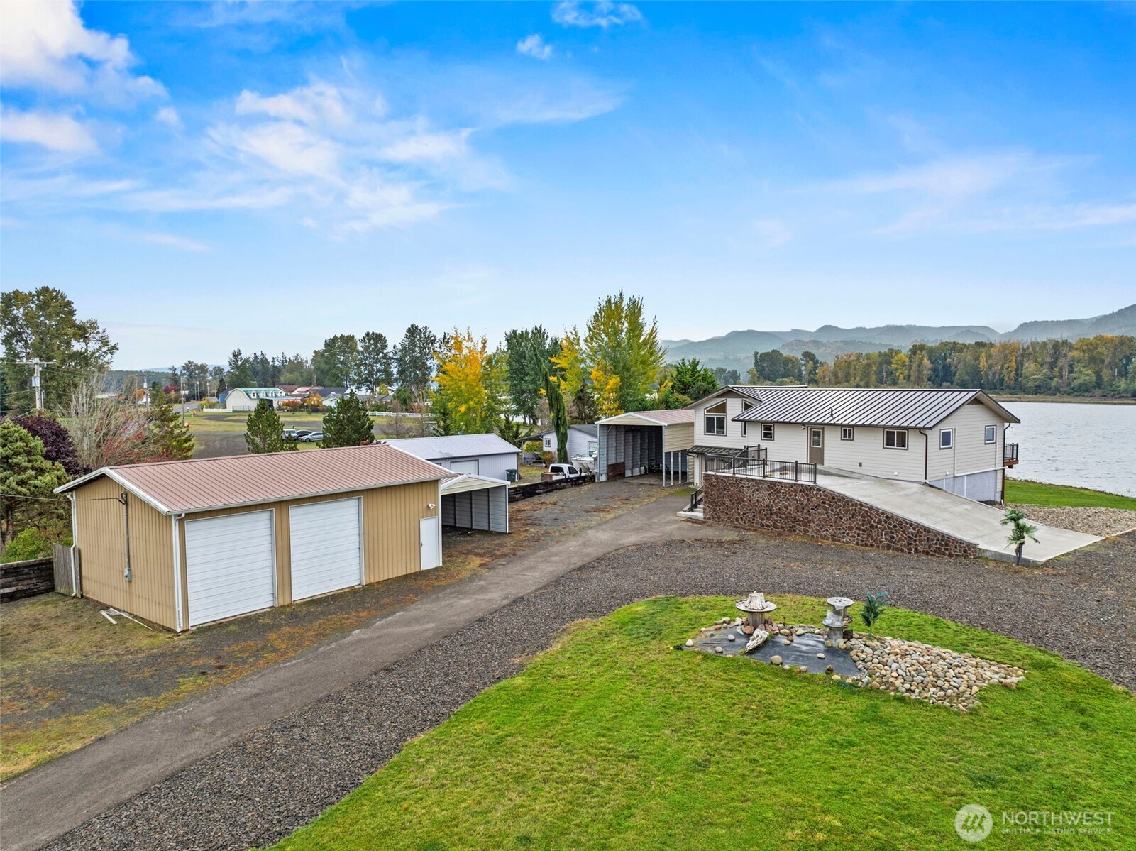 277 West Sunny Sands Road Cathlamet, WA 98612 - Photo 2 of 40